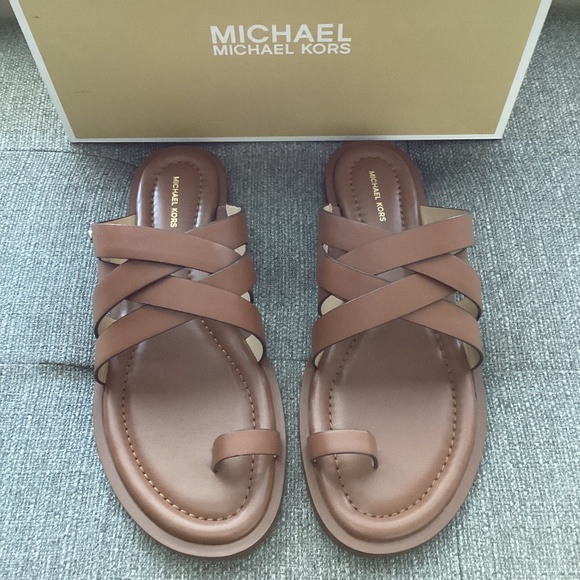 MICHAEL Michael Kors Nora Toe Ring Leather Sandals, size 9.5 - Picture 1 of 12